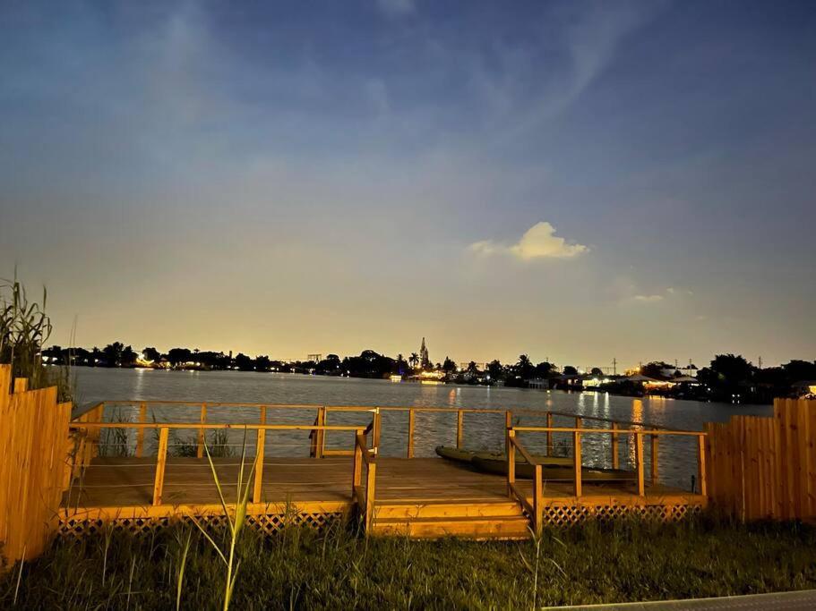 Supervilla - Lakefront - Sunsets, Kayaks, Grill Сasa de vacaciones