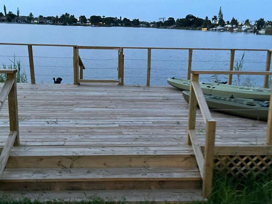 Сasa de vacaciones Supervilla - Lakefront - Sunsets, Kayaks, Grill *